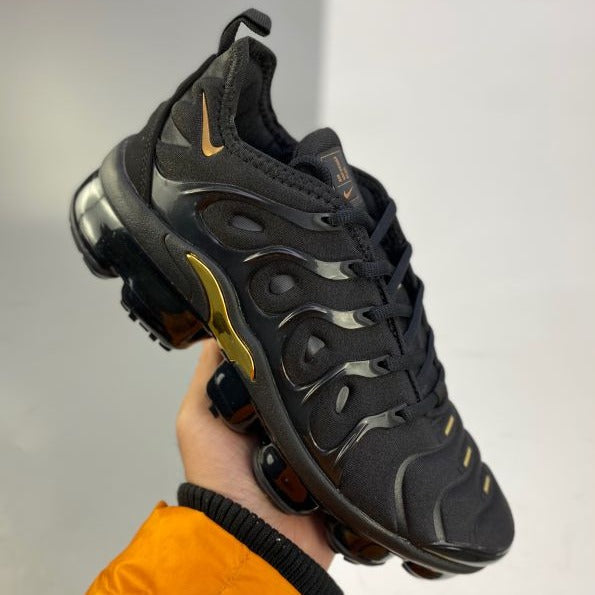 TÊNIS NIKE VAPORMAX PLUS GOLDEN BLACK